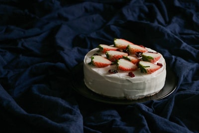 红色草莓馅圆形糖霜蛋糕
